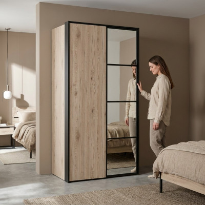 Armario de madera multifuncional Marrón para ropa de loft.
