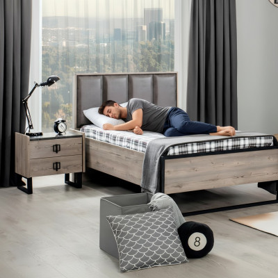 Diseño de loft: cama de dormitorio de madera con cabecero acolchado, nueva estructura de cama.