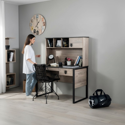 Escritorio moderno de madera para habitación juvenil infantil en tono marrón. Diseño de muebles nuevo para dormitorio.