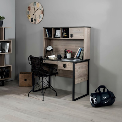Escritorio moderno de madera para habitación juvenil infantil en tono marrón. Diseño de muebles nuevo para dormitorio.