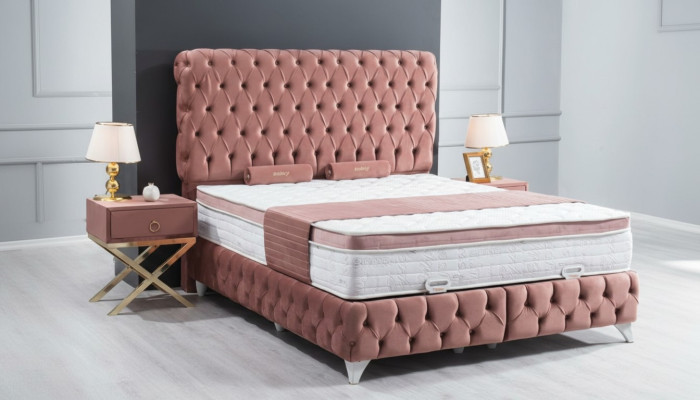 Cama Boxspring Rosa Chesterfield Diseño Elegante de Lujo con 2 Mesitas de Noche 3 Piezas.
