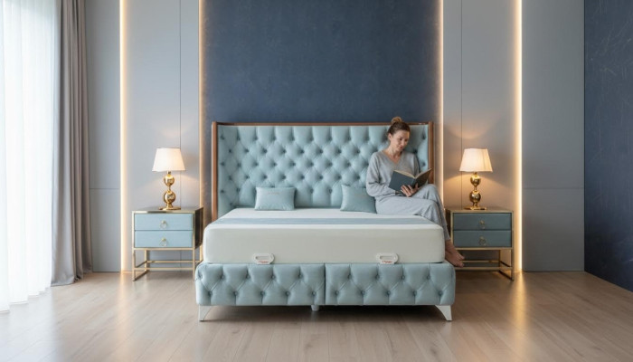 Dormitorio Set Blanco Cama de Metal Estilo Chesterfield de Lujo 2 Mesitas de Noche 3 Piezas.