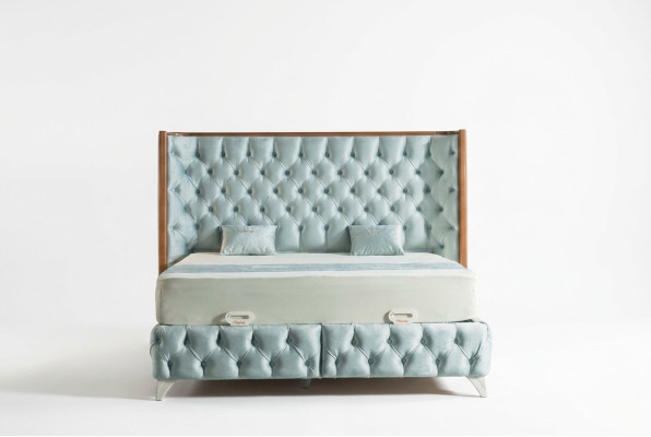 Dormitorio Set Blanco Cama de Metal Estilo Chesterfield de Lujo 2 Mesitas de Noche 3 Piezas.