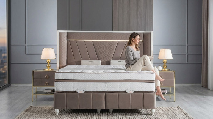 Juego de dormitorio de lujo Beige Cama 2x Mesita de noche Muebles de cama Led 3 piezas