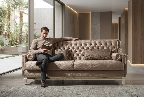 Sofá de tela Chesterfield de tres plazas en beige