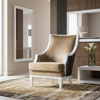 Sillón de brazos beige claro, individual, con estructura de madera.