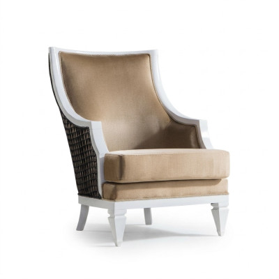 Sillón de brazos beige claro, individual, con estructura de madera.