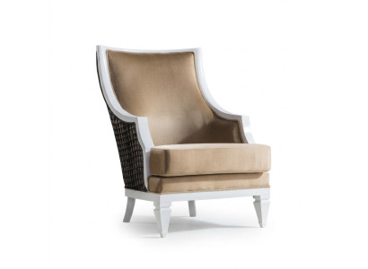 Sillón de brazos beige claro, individual, con estructura de madera.