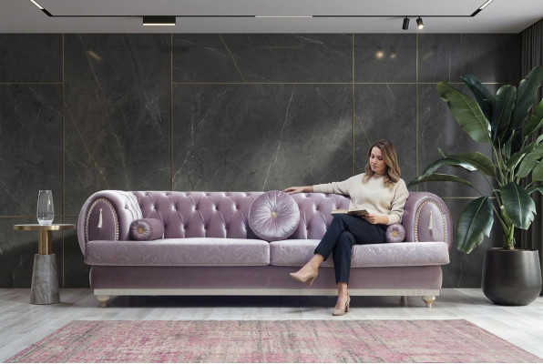 Lila Chesterfield de tres plazas, diseñado por un diseñador, sofá tapizado con marco de madera.