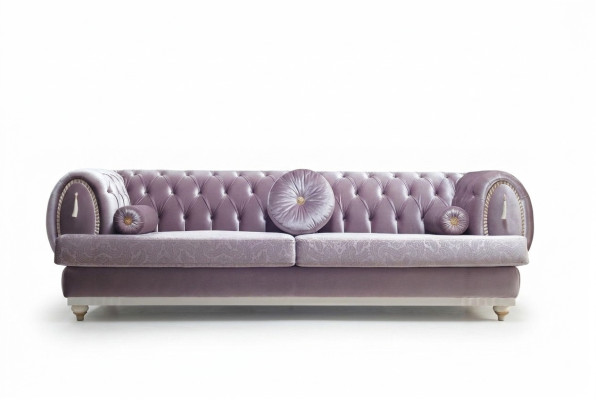 Lila Chesterfield de tres plazas, diseñado por un diseñador, sofá tapizado con marco de madera.