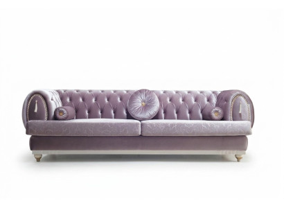 Lila Chesterfield de tres plazas, diseñado por un diseñador, sofá tapizado con marco de madera.