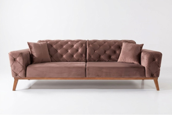 Sofá Chesterfield marrón elegante con asiento de terciopelo para sala de estar.