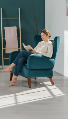 Sillón individual de diseño para sala de estar, tapizado de madera moderno en color turquesa.