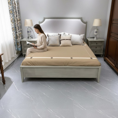 Set de dormitorio premium: cama y mesitas de noche de madera natural en gris.
