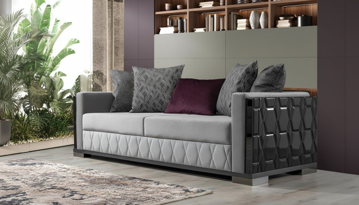Sofá de lujo de tres plazas gris diseño de tela para sala de estar.