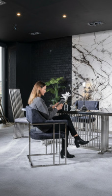 Silla de comedor de lujo de metal con estilo de silla textil moderna con respaldo.