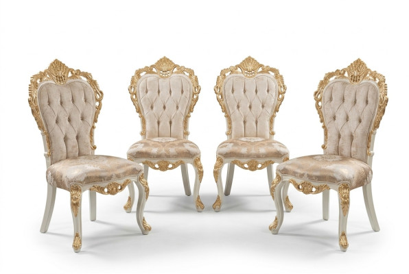 Conjunto clásico de sillas con adornos tallados ricamente decorados en dorado.