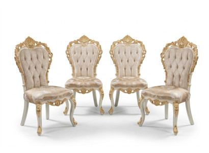 Conjunto clásico de sillas con adornos tallados ricamente decorados en dorado.