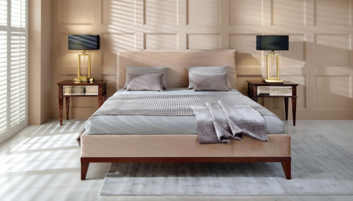 Moderno dormitorio beige y marrón con cama de lujo de madera nueva.