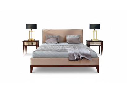 Moderno dormitorio beige y marrón con cama de lujo de madera nueva.
