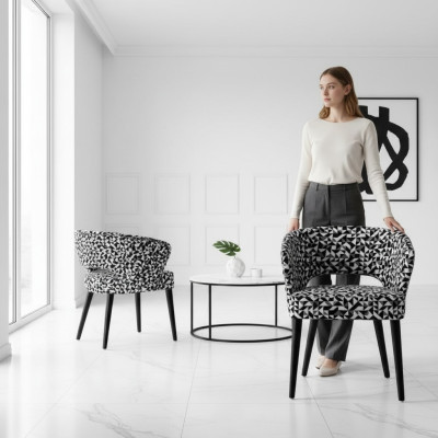 Silla de madera y tela negra y blanca original para la sala de estar