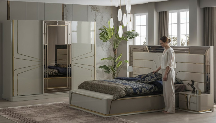 Conjunto de dormitorio moderno en beige con acento europeo.