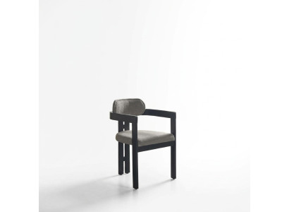 Una silla ultramoderna con una forma inusual e interesantes patas con un cómodo respaldo en gris y negro para el comedor.