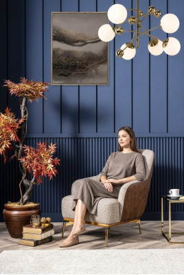 Sillón orejero moderno de tela de poliéster gris para salón de diseño.