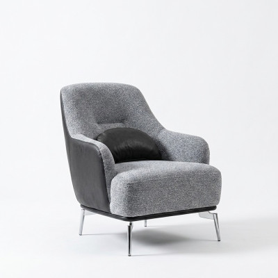 Sillón orejero moderno de tela de poliéster en color gris para la sala de estar.