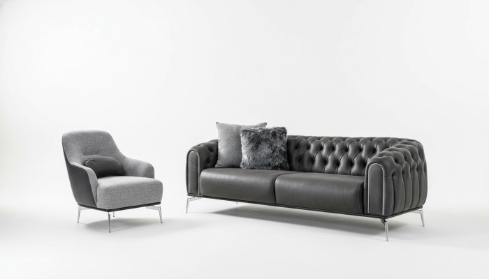 Sofá Chesterfield de 4 plazas en cuero negro artificial.