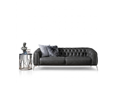 Sofá negro recto de cuatro plazas al estilo Chesterfield para la sala de estar.