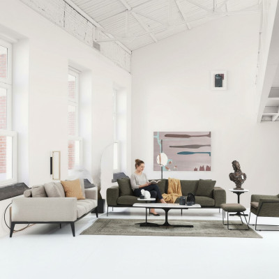 Sofá moderno de lujo de tres plazas en gris con sillón a juego.