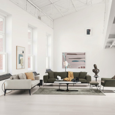 Sofá moderno de lujo de tres plazas en gris con sillón a juego.