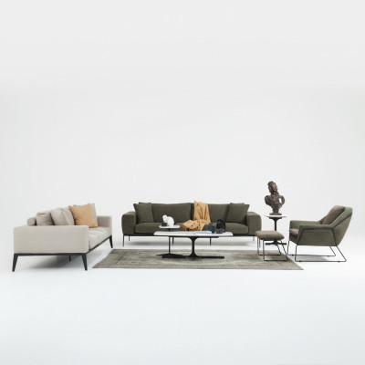 Sofá moderno de lujo de tres plazas en gris con sillón a juego.