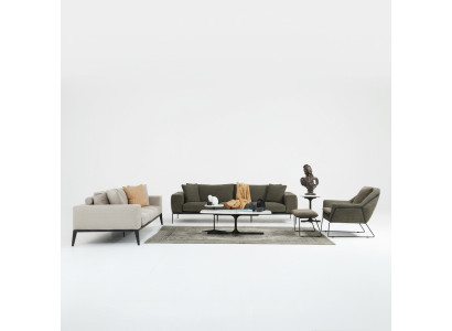 Sofá moderno de lujo de tres plazas en gris con sillón a juego.