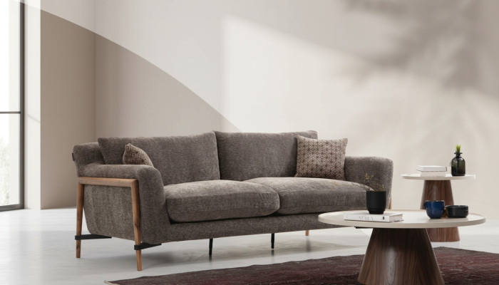 Sofá de tres plazas de diseño moderno de tela gris para la sala de estar.