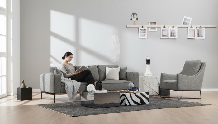 Sofá de 4 plazas con butaca de tela en diseño moderno de color gris.
