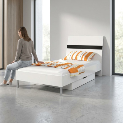 Camas de madera diseño cama individual de alta brillante en habitación infantil negro.