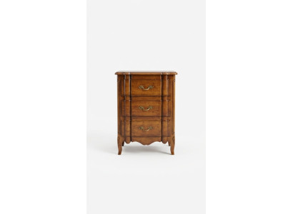 Dormitorio de lujo de madera con consolas nuevas de diseño para mesitas de noche.
