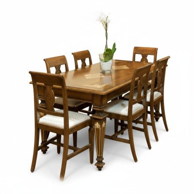 Muebles de mesa de comedor de diseñador en diseño clásico de comedor en madera.