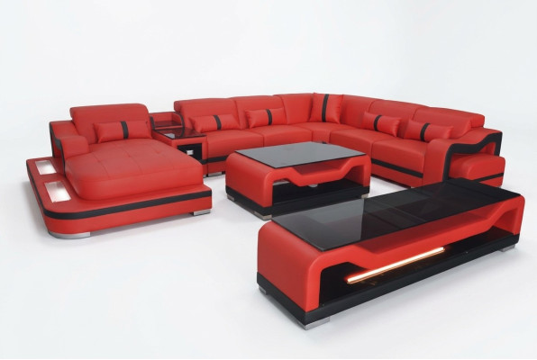 Sofá de cuero esquinero con mesa, área de estar y mesa de café con USB.