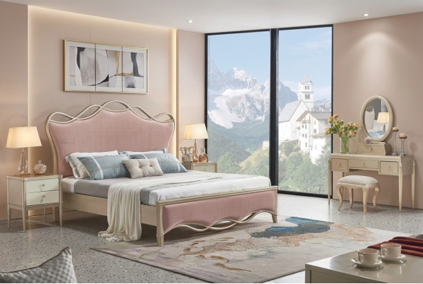 Elegante cama doble en un impresionante color rosa con dos mesitas de noche.