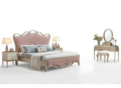Elegante cama doble en un impresionante color rosa con dos mesitas de noche.