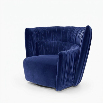 Sillón individual de estilo italiano, tapizado en madera y textil de lujo en color azul.