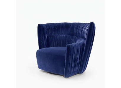Sillón individual de estilo italiano, tapizado en madera y textil de lujo en color azul.