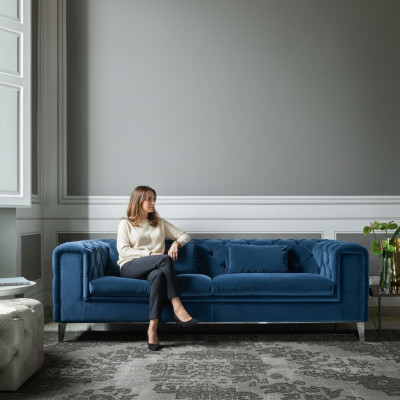 Sofá de 3 plazas azul de lujo en tela de diseño italiano para sala de estar.