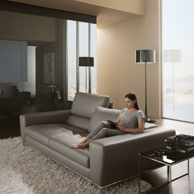 Sofá de lujo de tres plazas de cuero, diseño de asientos en sofás de 3 plazas, muebles de sofá gris Prianera.