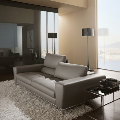 Sofá de lujo de tres plazas de cuero, diseño de asientos en sofás de 3 plazas, muebles de sofá gris Prianera.