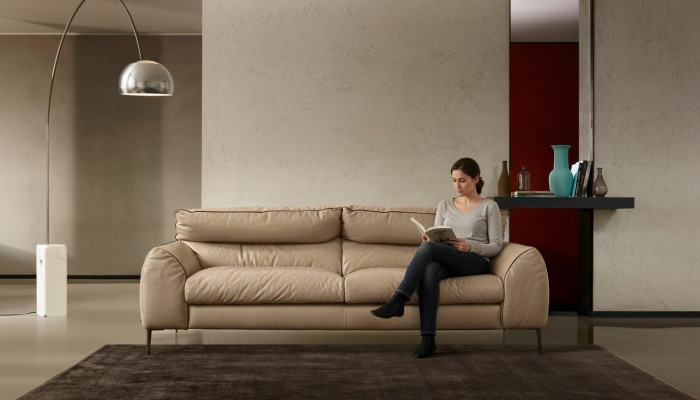 Sofá de cuero beige para sala de estar, diseño de dos plazas, sofá tapizado para 2 asientos Prianera.
