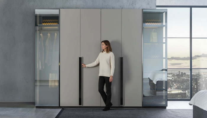 Elegante armario de dormitorio con puertas de cristal transparente.
